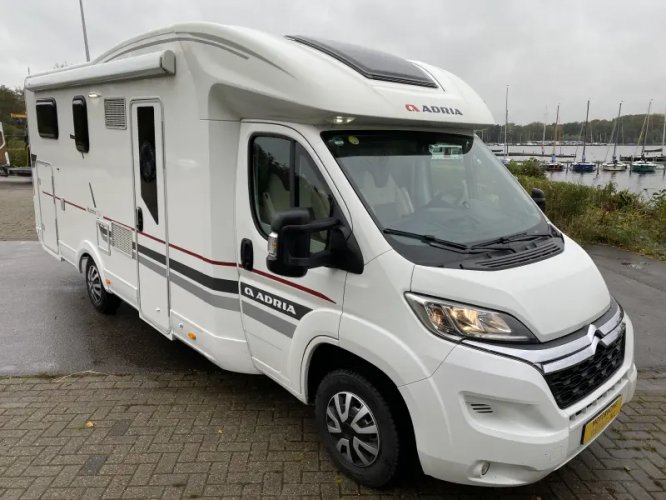 Adria Matrix Axess M 670SL Lengtebedden Hefbed  hoofdfoto: 1