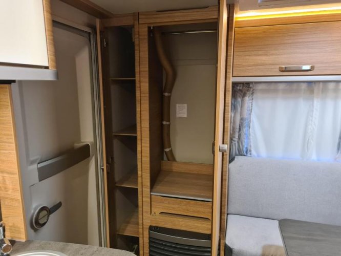 Weinsberg CaraOne 420 QD Dwarsbed en Voortent  foto: 21