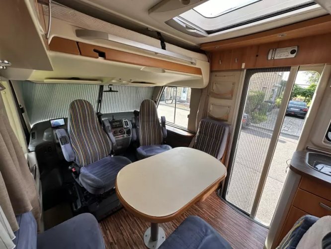 Hymer B674 CL Enkele bedden + Hefbed  foto: 12