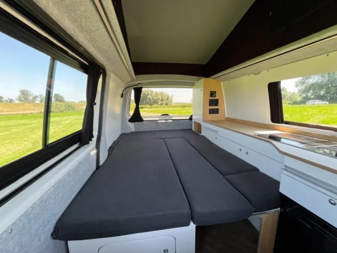 Volkswagen Transporter T5 Buscamper nieuw interieur  foto: 10