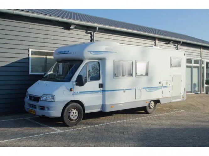 Adria Coral 660 SL halfintegraal camper  foto: 5