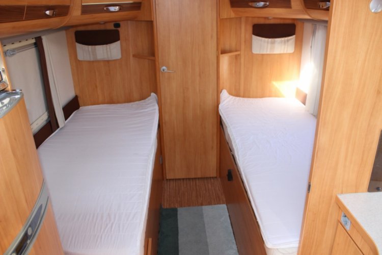 Adria Coral S 670 SLT , Halve-dinette, zijbank ,  2 draaistoelen, enkele-bedden- laag , airco, Bj. 2010 Marum ( Groningen ) foto: 11