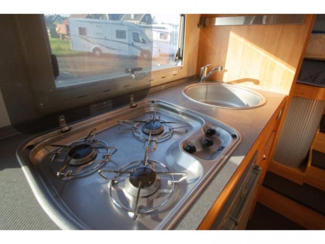 Adria Coral 660 SL halfintegraal camper  foto: 10