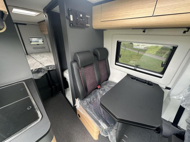 Adria Twin Max 680 SLB automaat / lengtebedden  foto: 5