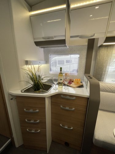 Adria Matrix Plus 670 QUEENSBED+HEFBED LUCHTVERING DAKAIRCO foto: 6