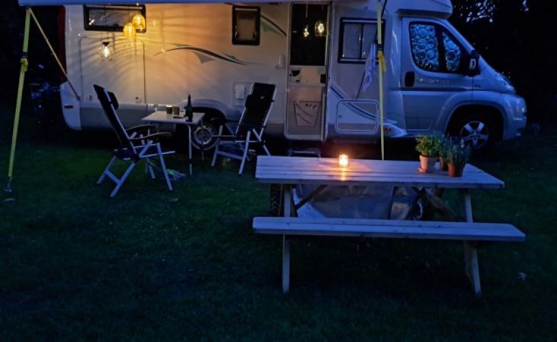 Chausson 3 pers. Rent a Chausson motorhome in Hilversum? From € 96 pd - Goboony photo: 1