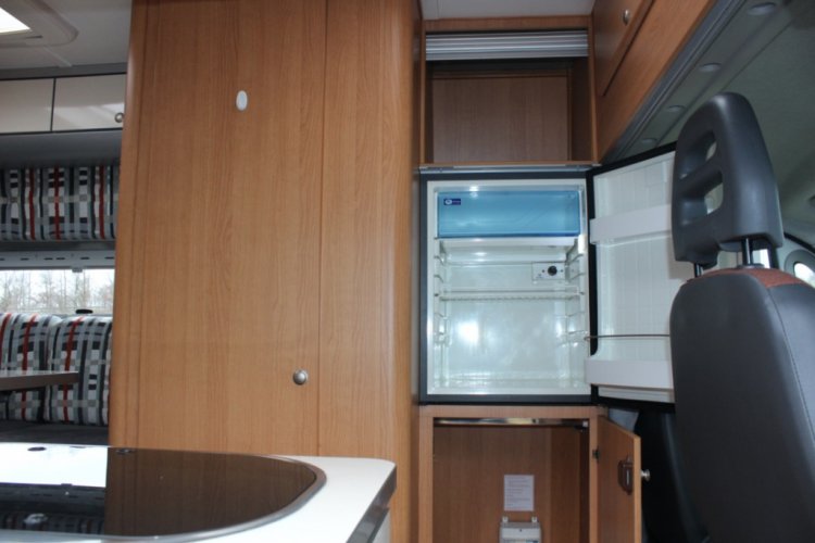 Weinsberg Cosmos, Kleine bus-camper, 2.0 L. 105 PK, achter zit/bed, Wc, Bj.2010 Marum Groningen foto: 14