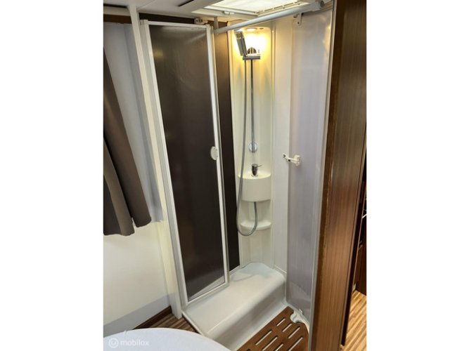 Adria Coral S 690SC Queensbed foto: 13