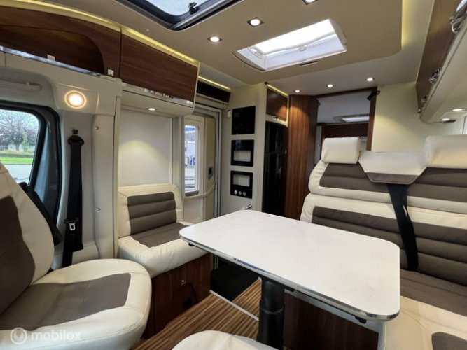 Adria Coral S 690SC Queensbed foto: 9