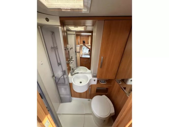 Hymer B674 CL Enkele bedden + Hefbed  foto: 17