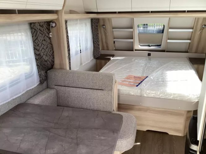 Hobby De Luxe 460 SFF vrijstaand bed  foto: 16