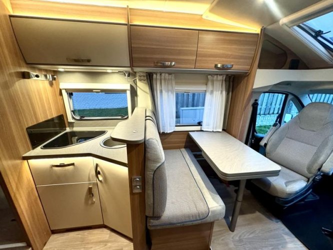 Weinsberg CaraSuite 700 Queensbed geen hefbed  foto: 15