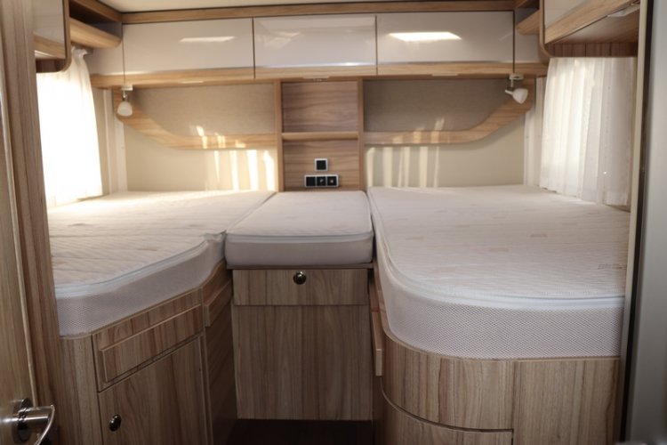 Hymer T 678 CL 60 jaren editie maxi chassis AUTOMAAT 150 pk enkele bedden + hefbed (56  foto: 46