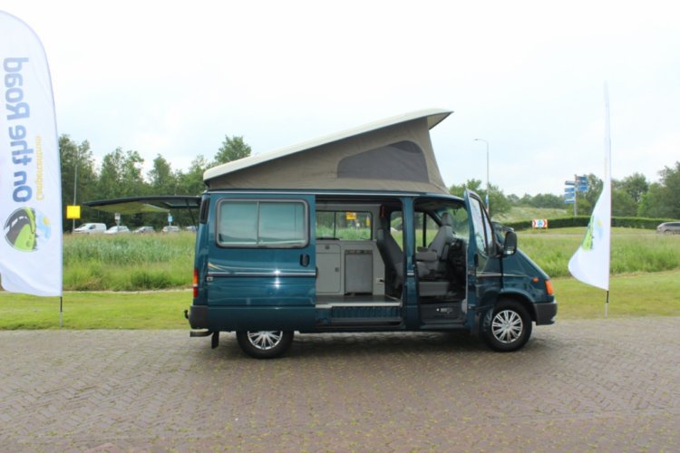 Ford Transit, Compact bus-camper met Hefdak, op diverse plekken bijgewerkt. Alleen geschikt voor iemand die er zelf iets aan kan doen. Marum