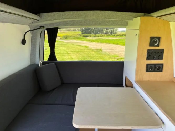 Volkswagen Transporter T5 Buscamper nieuw interieur  foto: 7