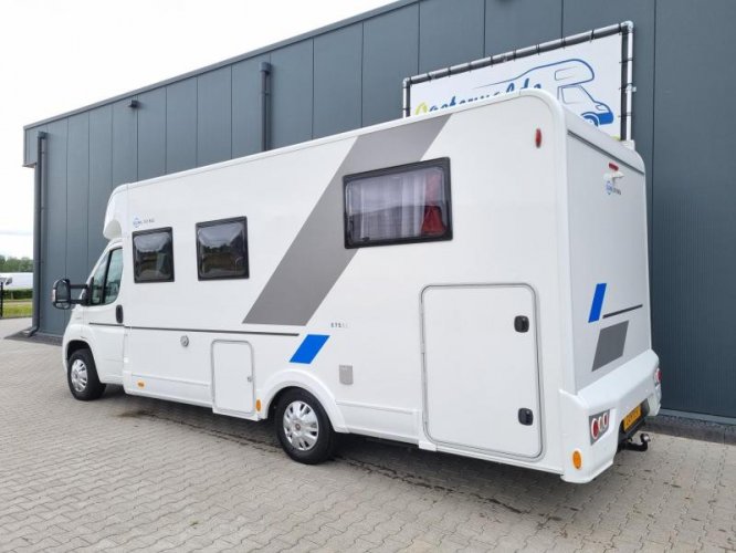 Adria Sun Living 75 SL Enkele Bedden Hefbed 