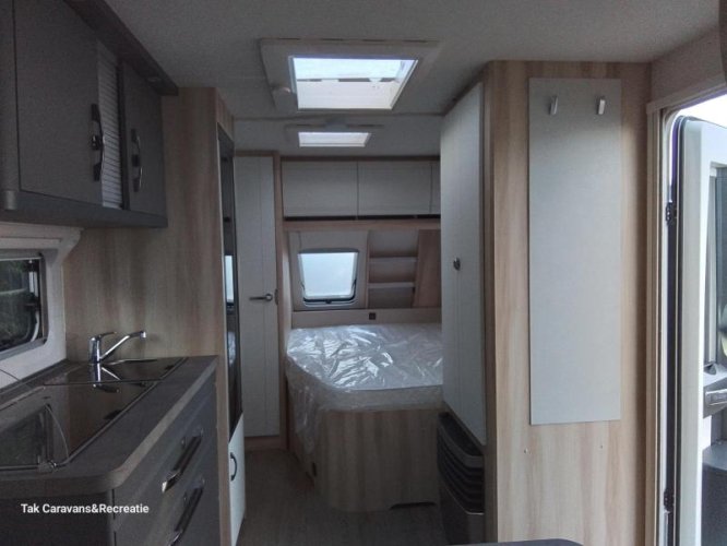 Hobby De Luxe 460 UFE Model 2025 Frans bed  foto: 9