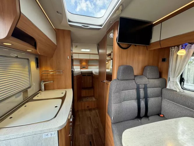 Hymer Exsis-I 588 autom lengtebedden  foto: 17