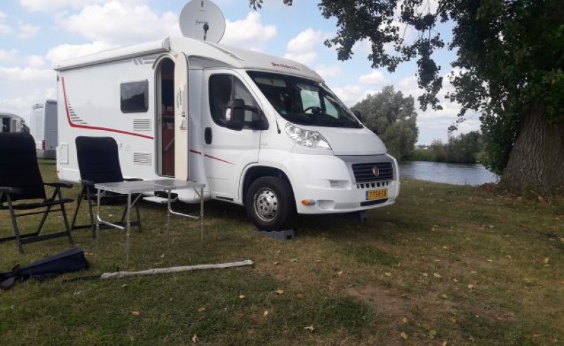 Dethleffs 4 pers. Rent a Dethleffs camper in Staphorst? From €115 pd - Goboony photo: 0