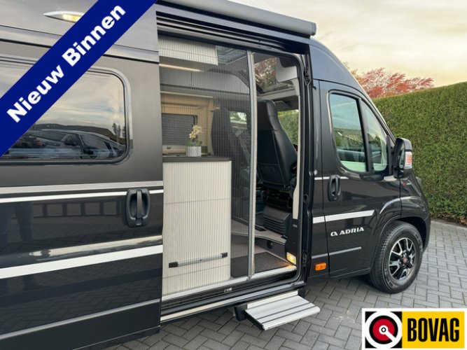 Adria Twin Supreme 640 SGX 160 pk AUTOMAAT 9-Traps Euro6 Fiat Ducato **Lengtebedden in hoogte verstelbaar/4 zitplaatsen/Luifel/Trekhaa hoofdfoto: 1