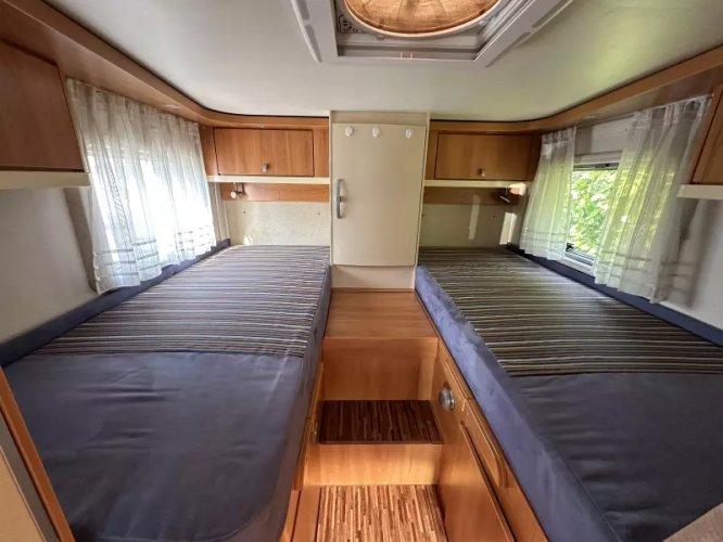 Hymer B674 CL Enkele bedden + Hefbed  foto: 19