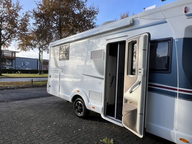 Rapido 696F Premium Edition F QUEENSBED+HEFBED LUCHTVERING 