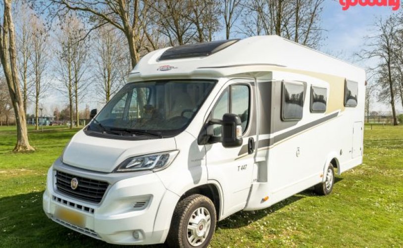 Carado 4 pers. Rent a Carado camper in Oosterhout? From € 106 pd - Goboony photo: 0