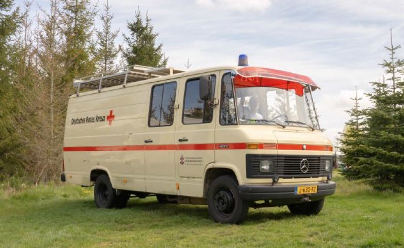 Mercedes Benz 2 pers. Rent a Mercedes-Benz motorhome in 's-Hertogenbosch? From € 90 pd - Goboony photo: 0