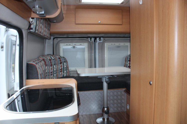 Weinsberg Cosmos, Kleine bus-camper, 2.0 L. 105 PK, achter zit/bed, Wc, Bj.2010 Marum Groningen foto: 22