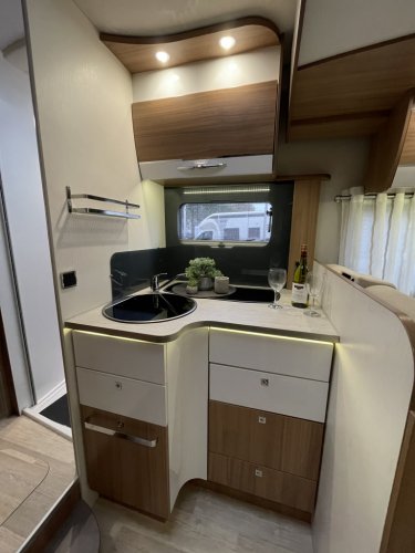 Adria Pilote Essentiel P746 QUEENSBED + HEFBED XXL GARAGE foto: 6