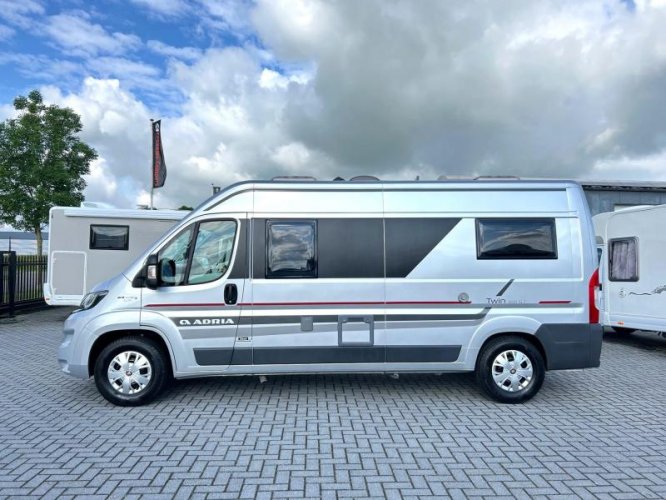 Adria Twin 600 SLT enkele-bedden/automaat/6m 