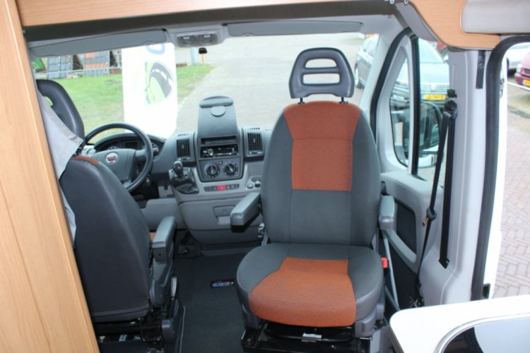 Weinsberg Cosmos, Kleine bus-camper, 2.0 L. 105 PK, achter zit/bed, Wc, Bj.2010 Marum Groningen foto: 21