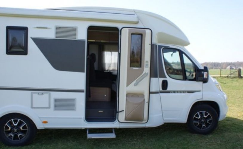 Adria Mobil 3 pers. Vous souhaitez louer un camping-car Adria Mobil à Ulft ? À partir de 133 € pj - Goboony photo : 1