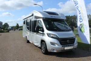 Adria  Matrix M 670 SC  2.3  MultiJet 180 PK , Half-integraal,  Queens-bed, Midden/hefbed,  Dak/Motor airco, Aut. schotel , 2 x LCD scherm, etc.  Bj. 2015. Marum (groningen)