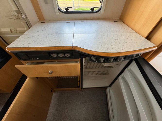 Dethleffs Camper 440 DB, VOORTENT foto: 10