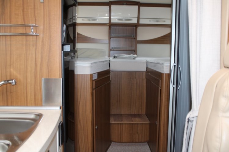 Compact lichtgewicht en smalle Hymer Exsis T 578 Experience enkele bedden (53  foto: 35