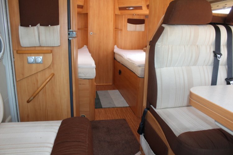 Adria Coral S 670 SLT , Halve-dinette, zijbank ,  2 draaistoelen, enkele-bedden- laag , airco, Bj. 2010 Marum ( Groningen )