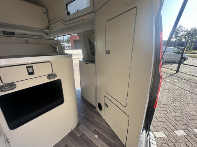 Westfalia Ford Nugget plus automaat buscamper hoogdak 131 pk bovenbed en slaapbank airco camera cruise ctr pdc v/a lmv 18 inch zonnepaneel 1e eigenaar foto: 18