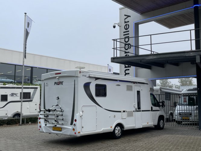 Adria Pilote Essentiel P746 QUEENSBED + HEFBED XXL GARAGE foto: 21