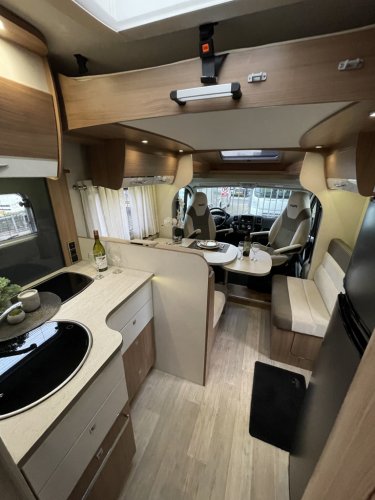 Adria Pilote Essentiel P746 QUEENSBED + HEFBED XXL GARAGE foto: 11