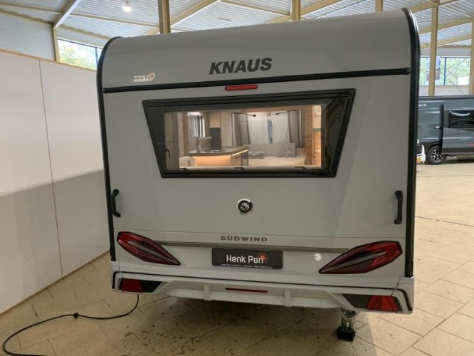 Knaus Sudwind 60 Years 450 FU frans bed / rondzit 