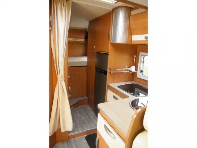 Pilote Aventura P 716 XLP Dwarsbed, Hefbed, garage  foto: 10