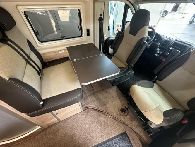 Hymer Grand Canyon 600 hefdak / dwarsbed  foto: 9