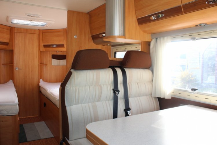 Adria Coral S 670 SLT , Halve-dinette, zijbank ,  2 draaistoelen, enkele-bedden- laag , airco, Bj. 2010 Marum ( Groningen ) foto: 6