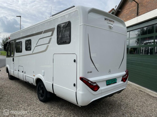 Hymer B-MCI 680 Mercedes 170-PK Automaat Integraal 2x Enkele bedden & Hefbed Nw.staat en uniek weinig km's! (Kans!) foto: 18