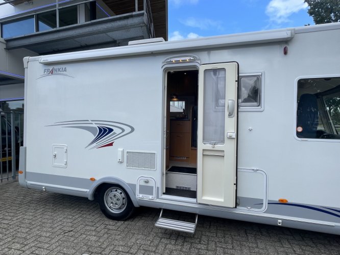 Hymer Frankia Fi Holiday Class 670 FD AUTOMAAT FRANSBED + HEFBED  foto: 4