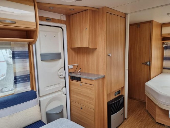 Dethleffs Camper Style 450 DB - Mover - Voortent -  foto: 6