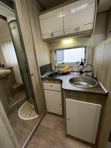 PLA Camper MISTER 570 QUEENSBED + HEFBED 5 PERSOONS EURO6 foto: 6