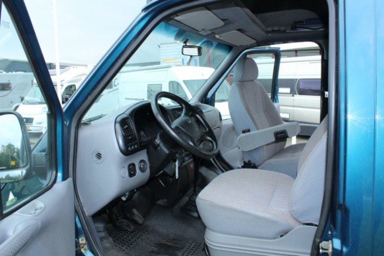 Ford Transit, Compact bus-camper met Hefdak, op diverse plekken bijgewerkt. Alleen geschikt voor iemand die er zelf iets aan kan doen. Marum foto: 15