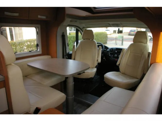 Pilote Aventura P 716 XLP Dwarsbed, Hefbed, garage 